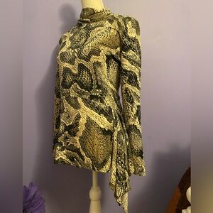 Ladies New Frank Lyman Top Size 8 US Snake Skin Print asymmetrical hem